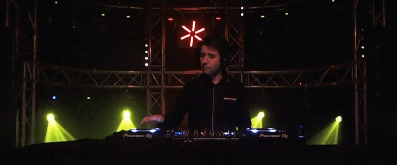 Raphaël Gayer, DJ et pianiste professionnel dans les Hauts-de-France, secteur Valenciennes, Douai et Cambrai.