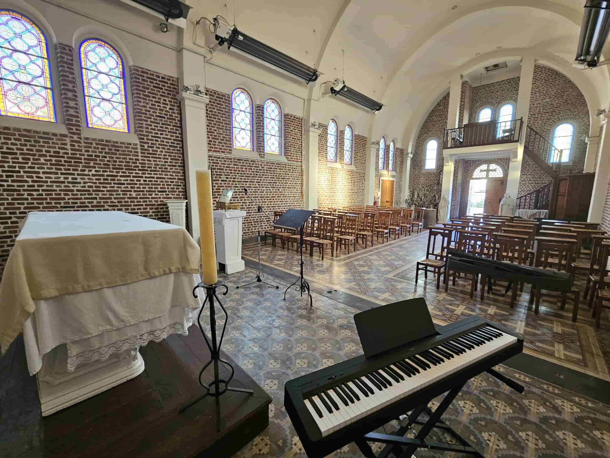 Pianiste professionnel pour l'animation musicale d'un baptême.