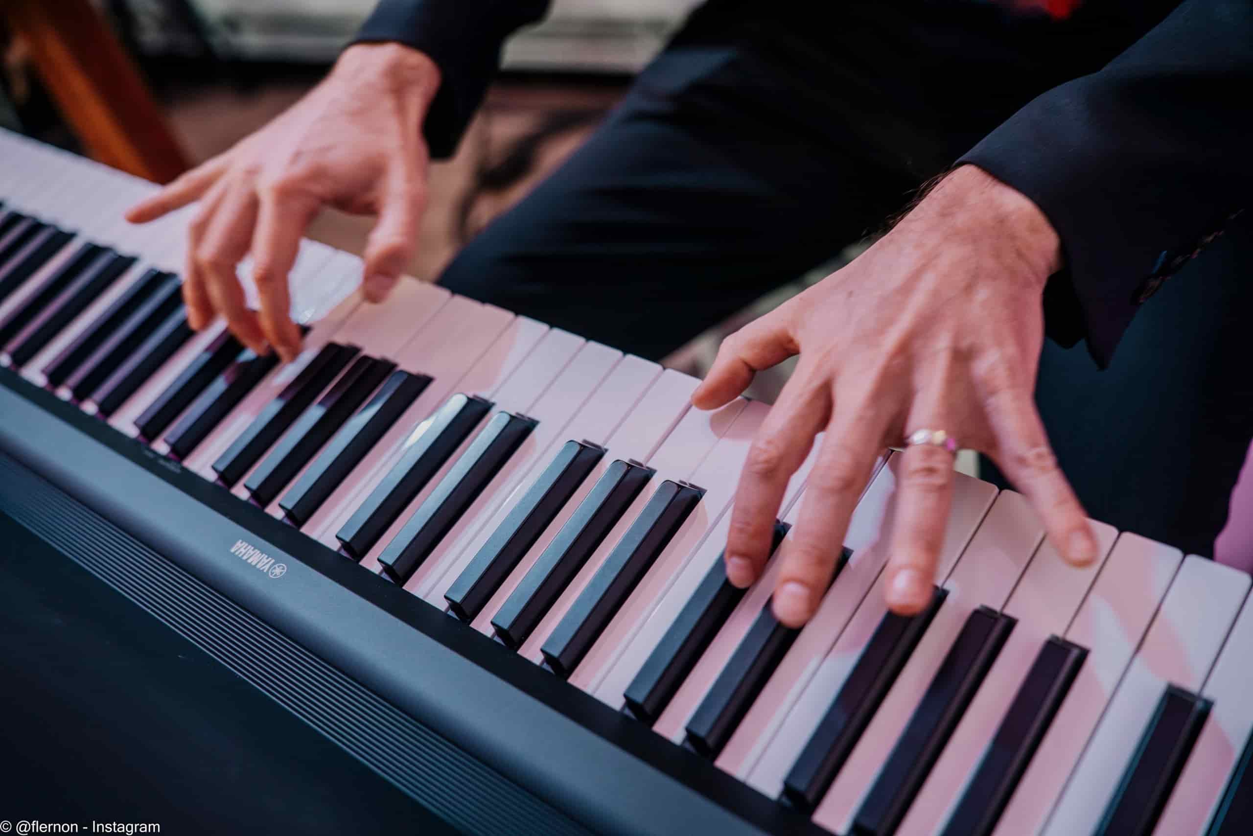 Accompagnement piano live pour cérémonie laïque à Valenciennes par le musicien professionnel Pianotek Event.