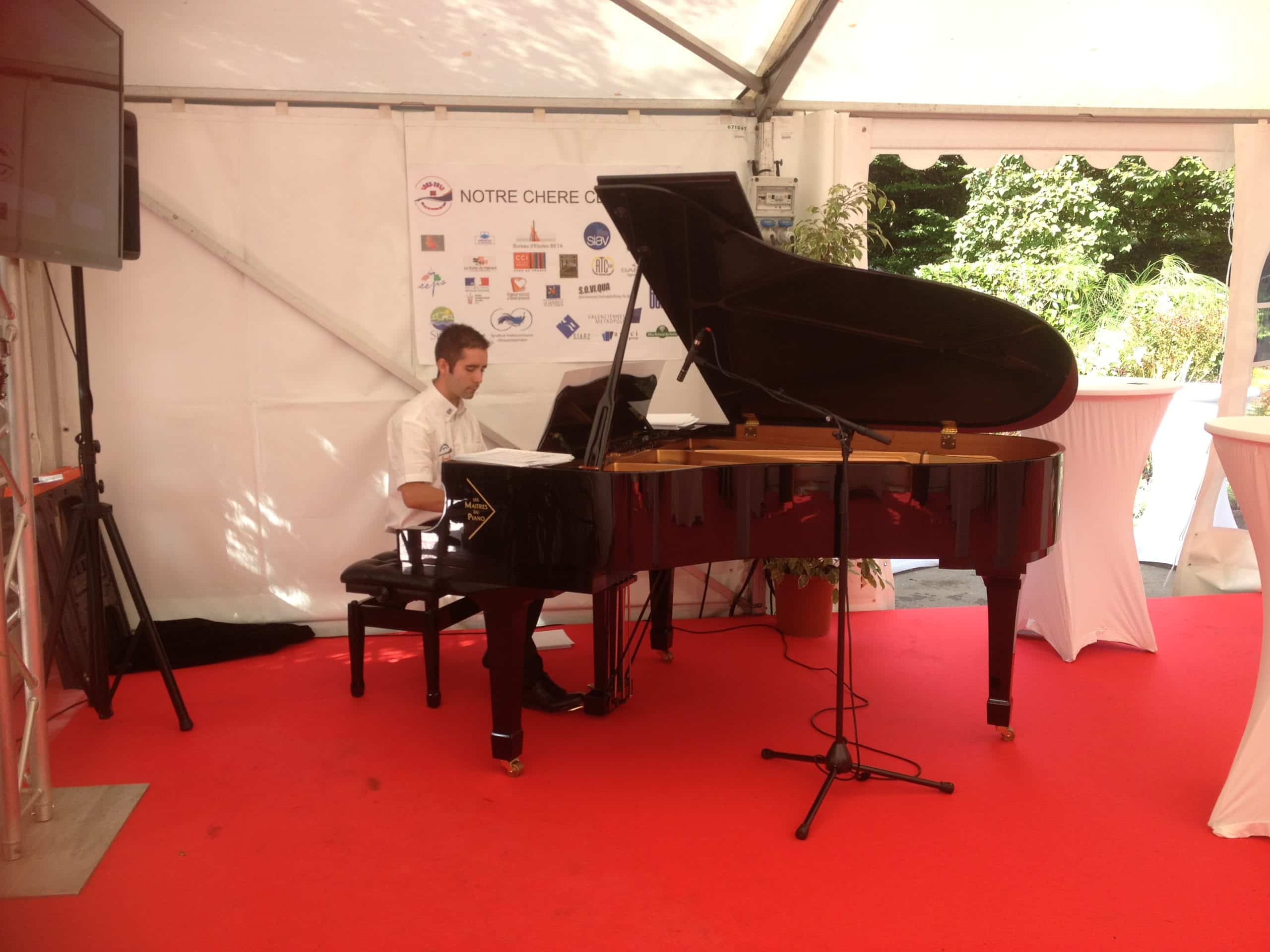 Pianiste médaillé d'or interprétant l'ouverture de bal sur un piano à queue à Valenciennes ou Cambrai.
